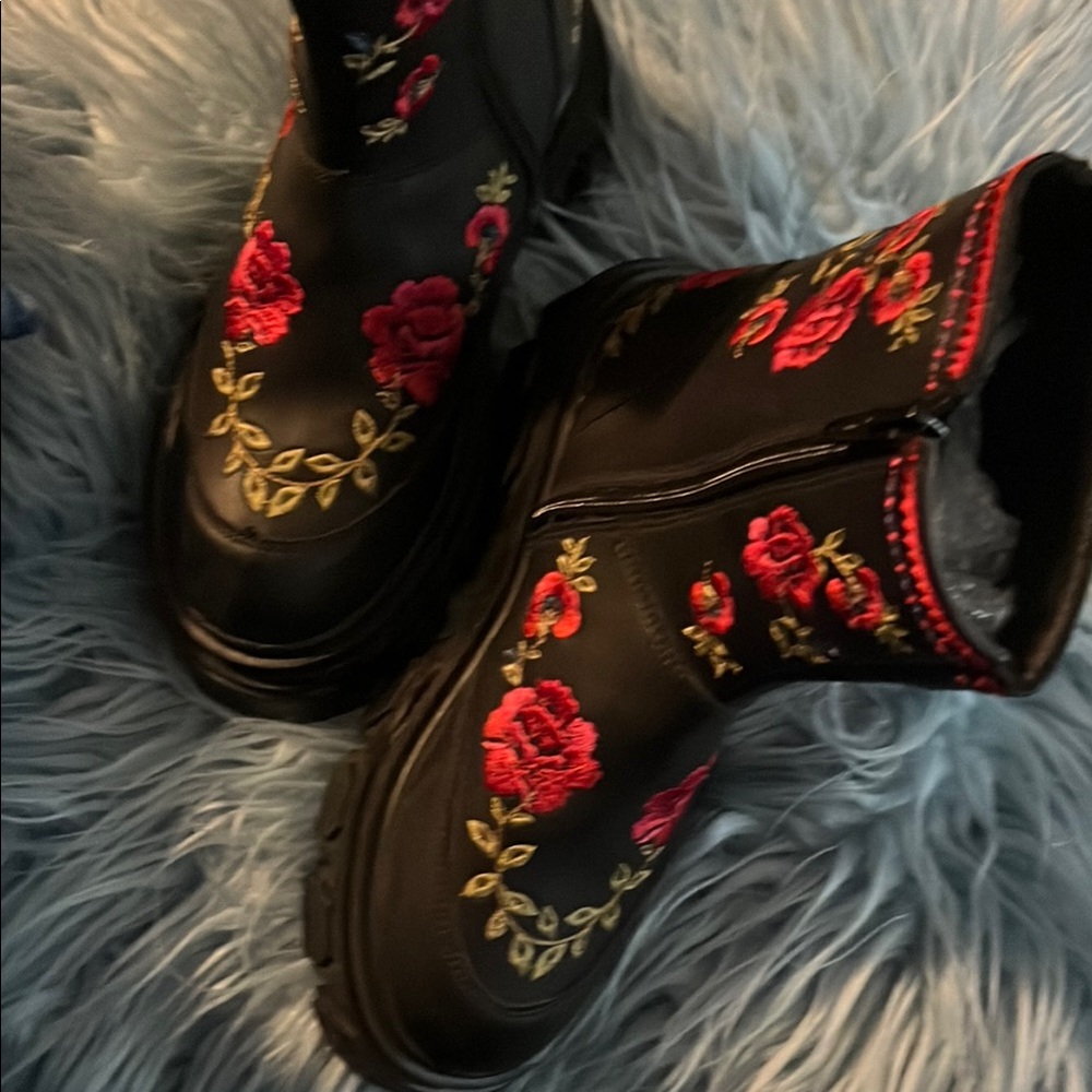 New FARM Rio Black and Red Combat Boots with Floral Embroidery NWOT - Picture 4 of 16